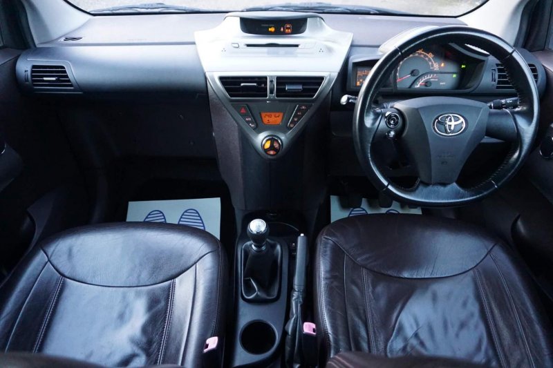 TOYOTA IQ