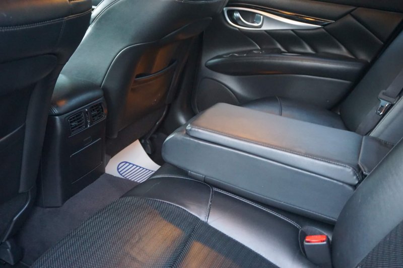INFINITI Q70