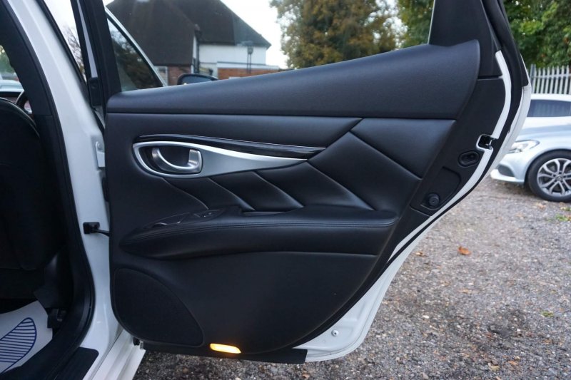 INFINITI Q70