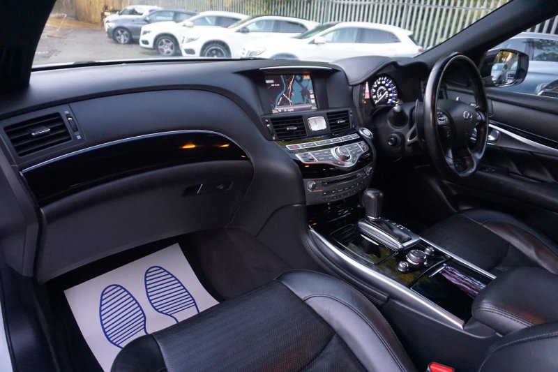 INFINITI Q70