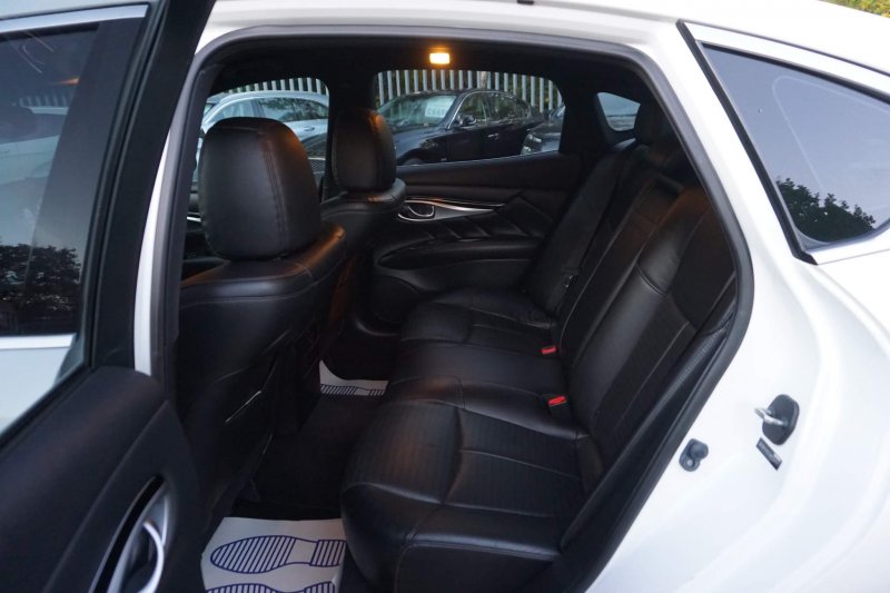 INFINITI Q70