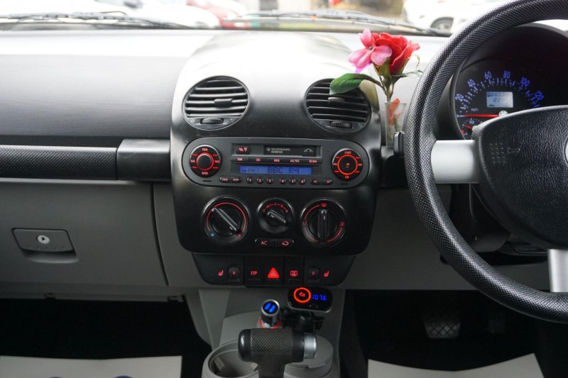 VOLKSWAGEN BEETLE