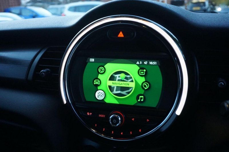MINI HATCH