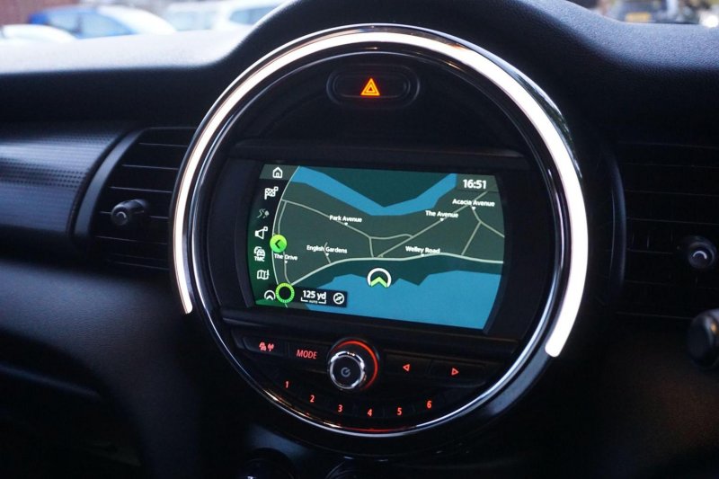 MINI HATCH