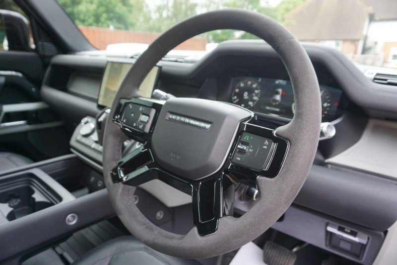 LAND ROVER DEFENDER 110