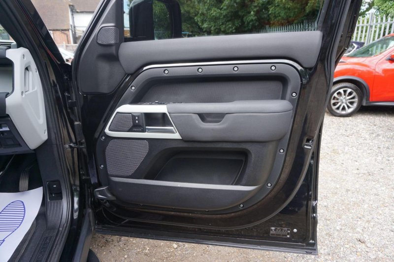 LAND ROVER DEFENDER 110