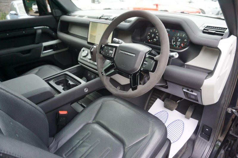 LAND ROVER DEFENDER 110
