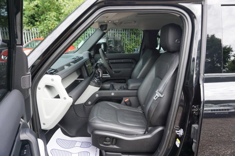 LAND ROVER DEFENDER 110