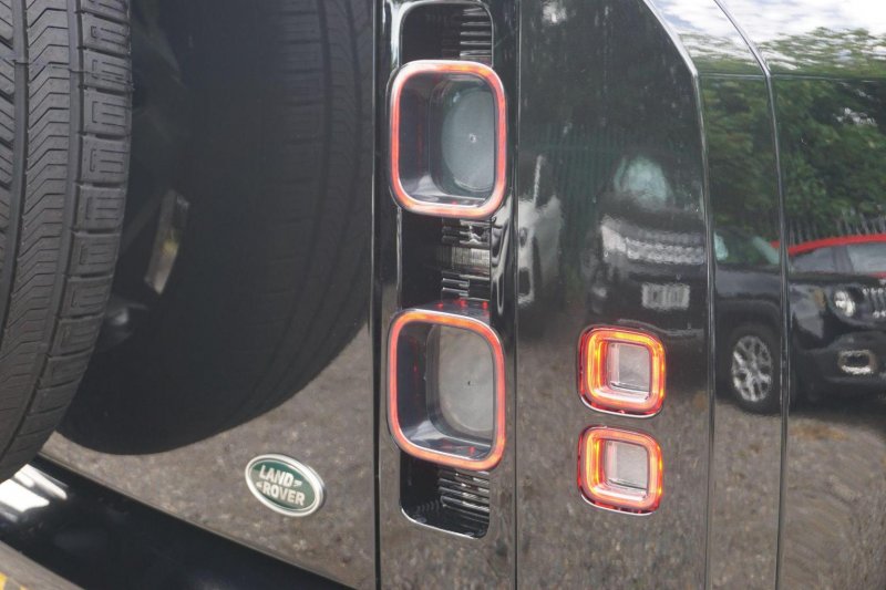 LAND ROVER DEFENDER 110